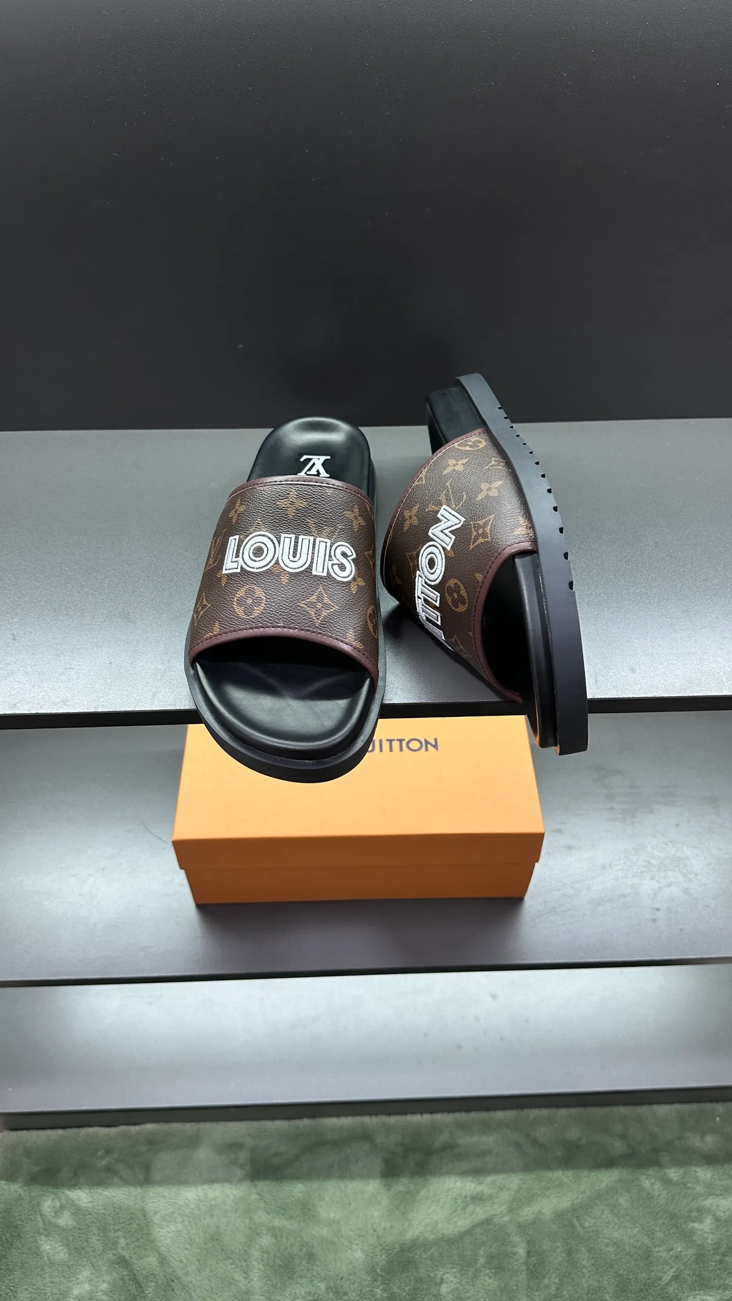 [L Home] P: 300💰Size: 38-45 Top purchasing lv men's summer slippers, classic presbyopia with soft real leather lining, unique color splicing effect, distinctive personality, fashionable and trendy essential style, light and comfortable. Lightweight and tough rubber insole, micro ridged foam outsole, super comfortable!